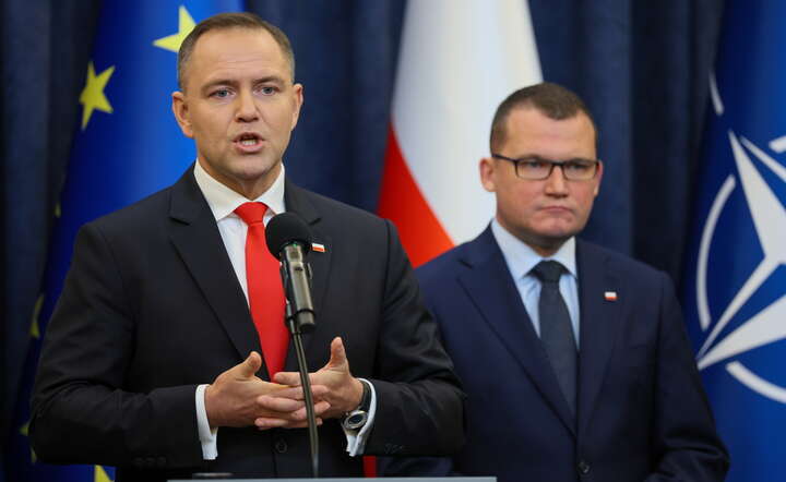 Prezydent RP Karol Nawrocki (L) oraz szef jego gabinetu Paweł Szefernaker (P) podczas konferencji prasowej w Pałacu Prezydenckim / autor: PAP/Leszek Szymański