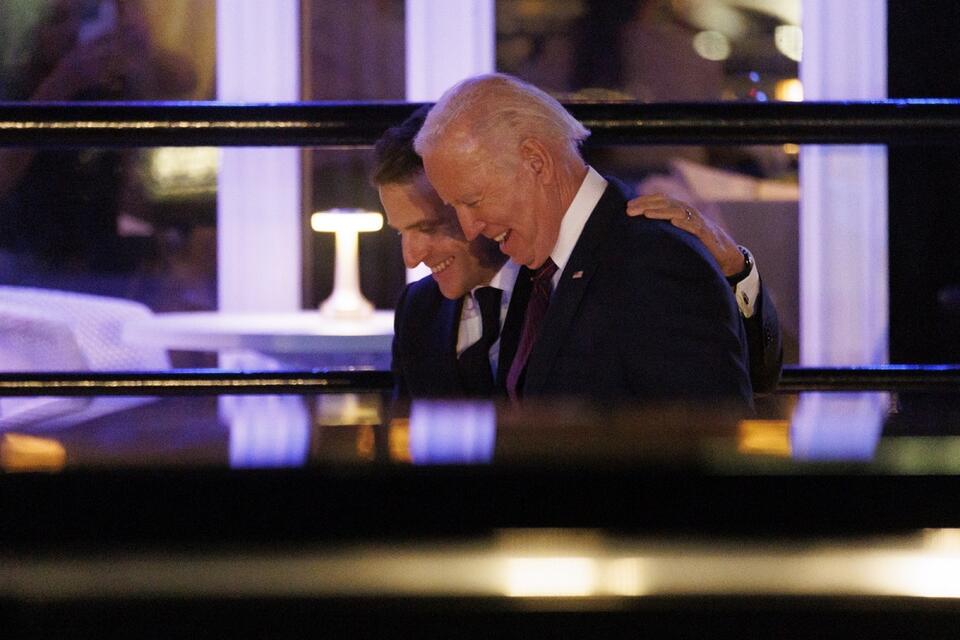 Prezydent Francji Emmanuel Macron i prezydent USA Joe Biden po wspólnej kolacji w Waszyngtonie / autor: PAP/EPA/Ting Shen / POOL