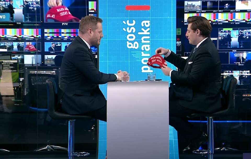 Dziennikarz TVP Info w likwidacji wręcza posłowi PiS Januszowi Cieszyńskiemu czapkę MAGA w programie "Gość Poranka" / autor: screen/YouTube/ TVP Info