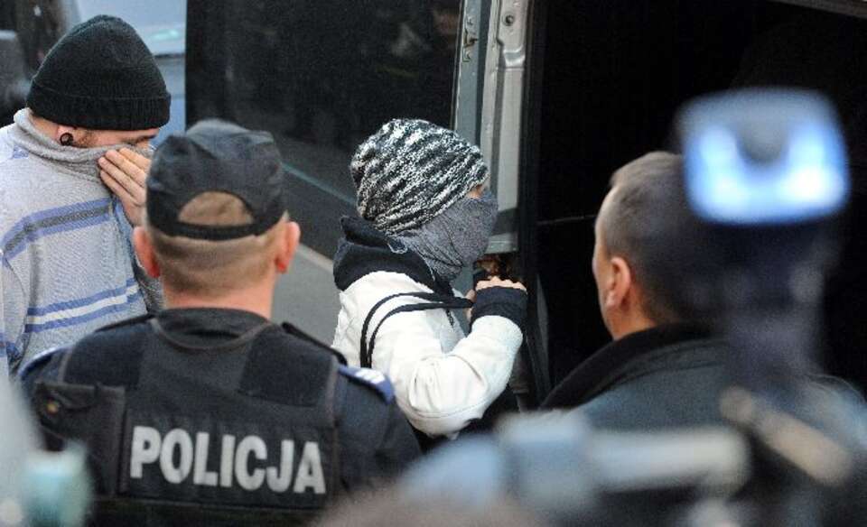 Lewaccy bojówkarze zatrzymywani przez policję po tym jak wywołali zamieszki. Fot. PAP