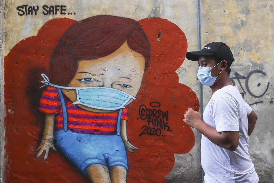 Graffiti o koronawirusie w Kuala Lumpur.  / autor: PAP/EPA