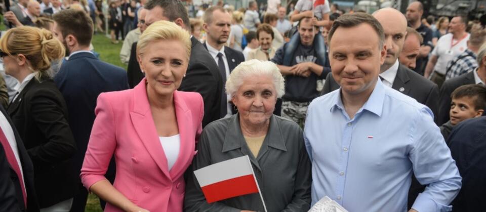 Prezydent Andrzej Duda (P) z małżonką Agatą Kornhauser-Dudą  / autor: PAP/Jakub Kamiński