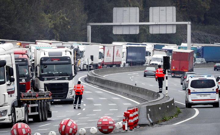 francuskie protesty zablokowały drogi / autor: PAP/EPA/JAVIER ETXEZARRETA