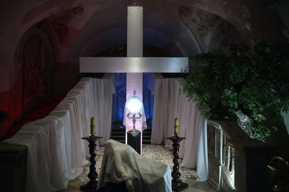 Grób Pański w kościele Pijarów pw. Przemienienia Pańskiego w Krakowie w Wielki Czwartek. / autor: PAP/Łukasz Gągulski