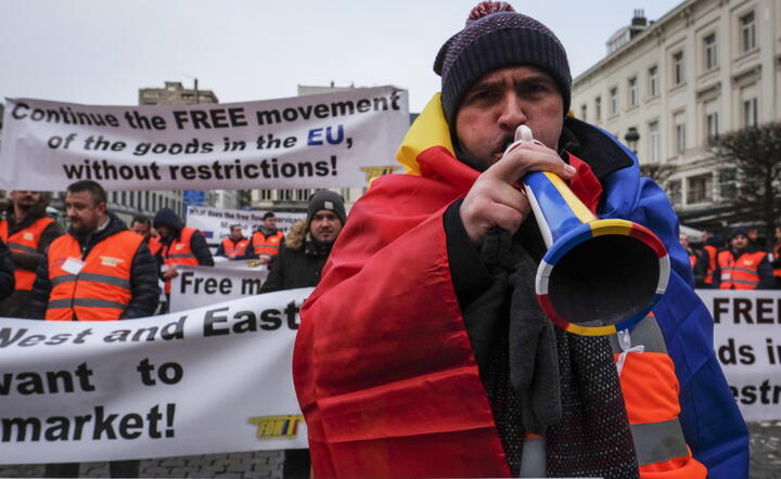 Przewoźnicy protestują przed parlamentem w Brukseli / autor: PAP/EPA/OLIVIER HOSLET