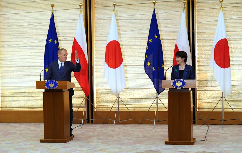 Premier Polski Donald Tusk pdoczas konferencji prasowej z premierem Japonii Sanae Takaichi. / autor: PAP/EPA/Hiro Komae / BASEN