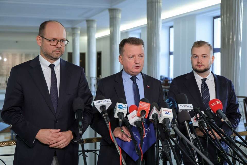 Marcin Przydacz, Mariusz Błaszczak i Michał Moskal / autor: PAP/Paweł Supernak