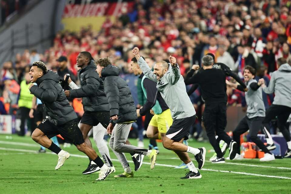 Zawodnicy PSG cieszący się z awansu do finału Ligi Mistrzów. / autor: PAP/EPA