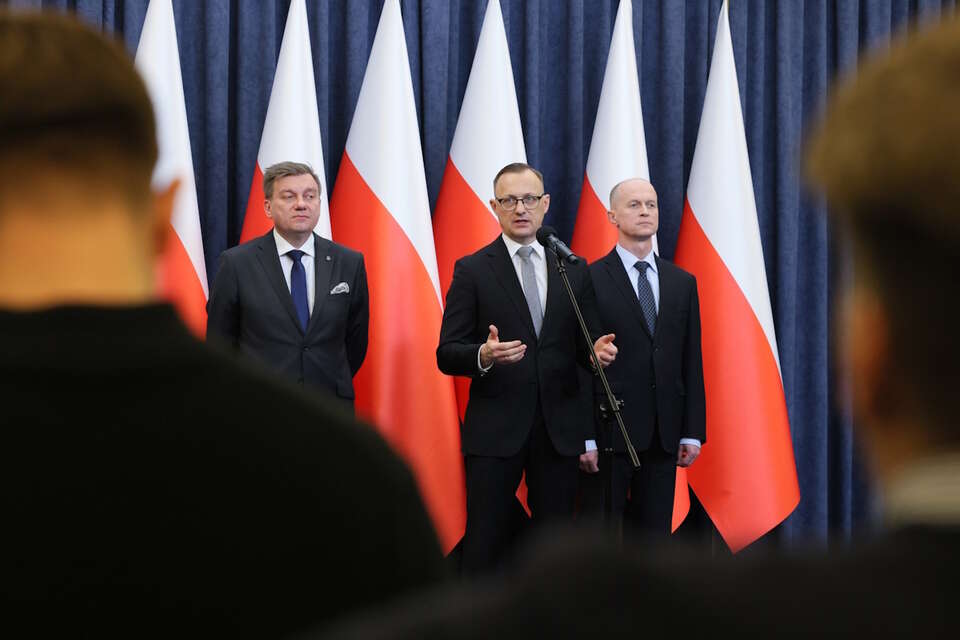 Na zdjęciu rzecznik prezydenta Rafał Leśkiewicz, zastępca szefa BBN gen. bryg. Andrzej Kowalski oraz doradca prezydenta Krzysztof Wacławek / autor: PAP/Paweł Supernak