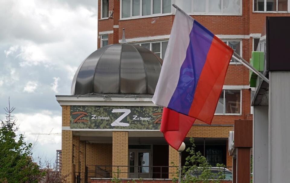 Baner z symbolem "Z" w Moskwie / autor: PAP/EPA/MAXIM SHIPENKOV