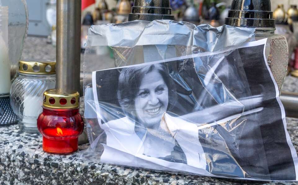 Zdjęcie śp. Barbary Skrzypek i znicze przed budynkiem Prokuratury Okręgowej / autor: Fratria