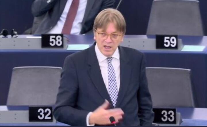 G.  Verhofstadt: kłamie o Polsce i kręci z podatkami