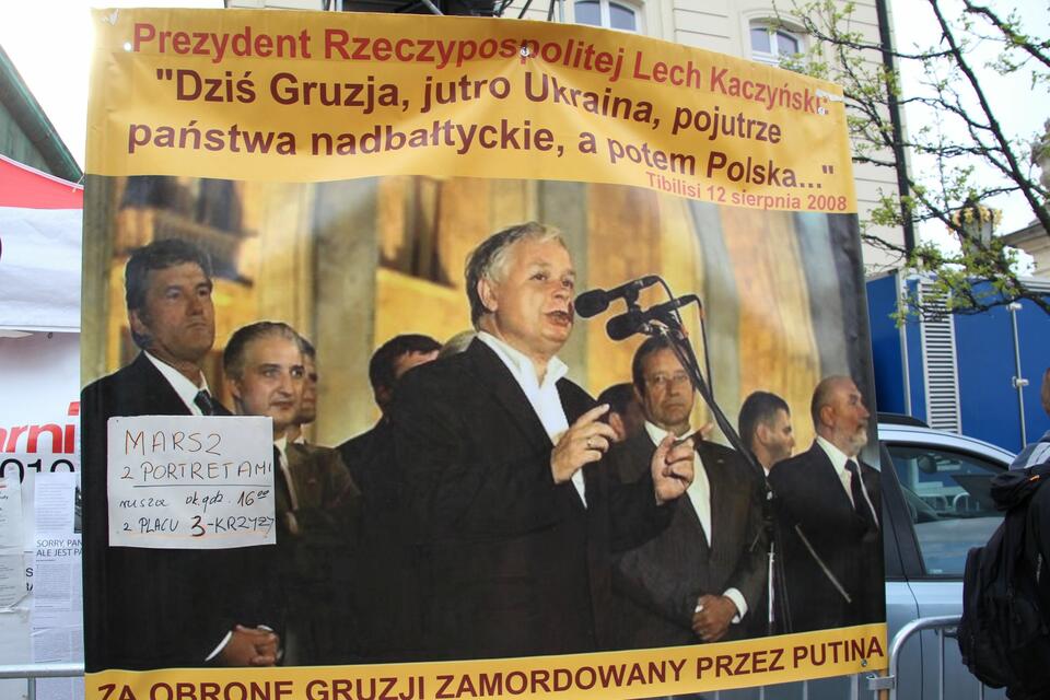 Plakat na obchodach rocznicy tragedii smoleńskiej, Krakowskie Przedmieście w Warszawie, 10 kwietnia 2014 roku / autor: wPolityce.pl