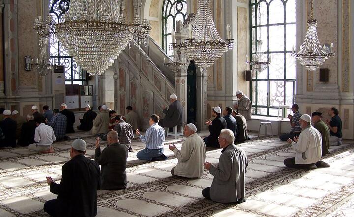 Islamiści w Meczecie / autor: Wikipedia.org