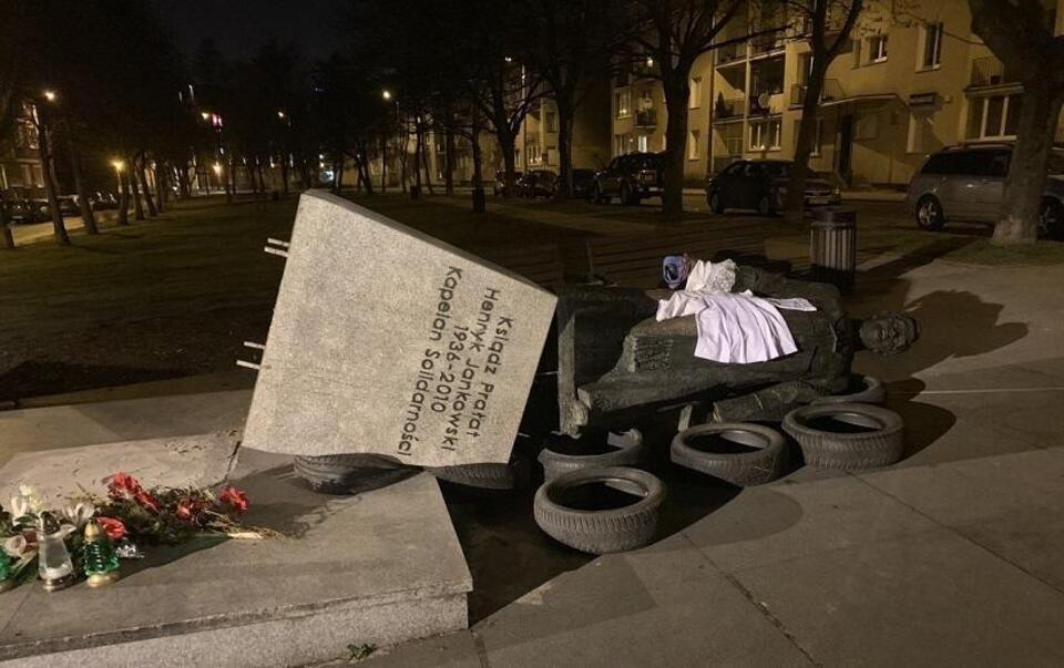 autor: Przewrócony pomnik ks. Henryka Jankowskiego w Gdańsku / autor: Twitter/Tomasz Sekielski