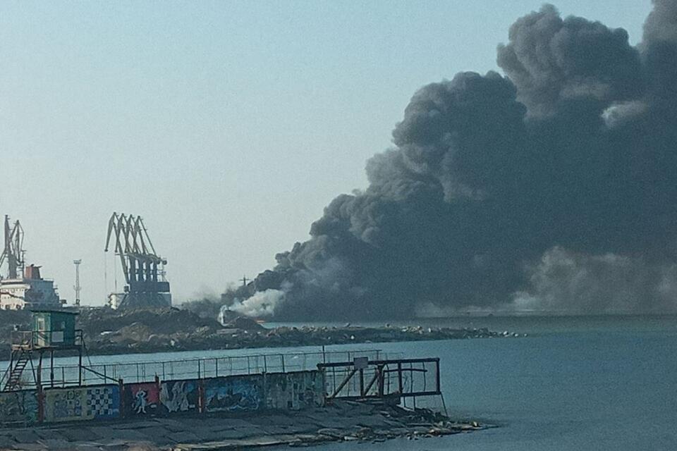 Okręt desantowy "Orsk" należący do rosyjskiej floty czarnomorskiej został zniszczony w okupowanym porcie Berdiańsk / autor: Twitter/NEXTA