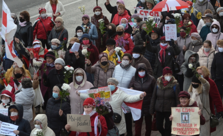 Białoruscy emeryci maszerują podczas wiecu emerytów, aby zaprotestować przeciwko wynikom wyborów prezydenckich w Mińsku na Białorusi, 19 października 2020 r. / autor: PAP/EPA/STR