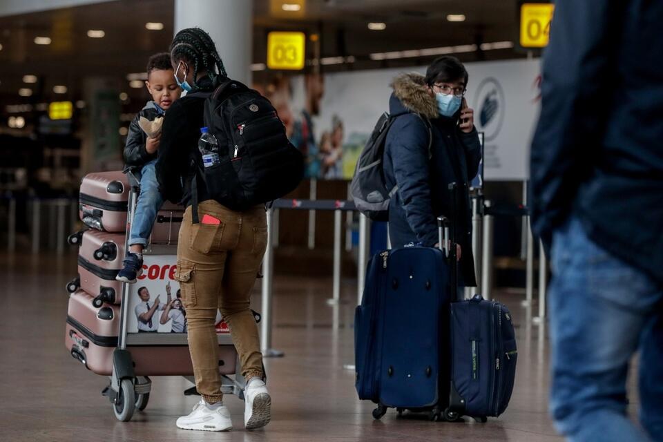 Turyści na lotnisku w Brukseli / autor: PAP/EPA