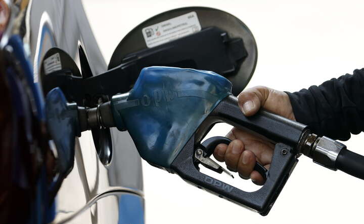 Rządy na całym świecie podejmują działania nadzwyczajne w związku ze wzrostem cen paliw  / autor: PAP/EPA/RUNGROJ YONGRIT