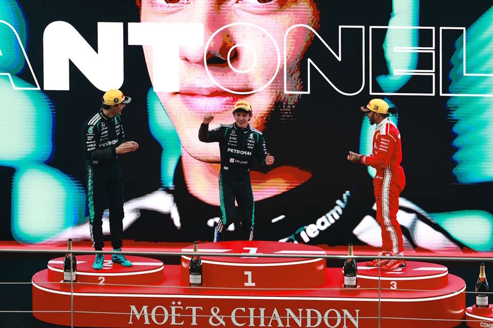 Na zdjęciu Kim Antonelli, George Russell i Lewis Hamilton na podium Grand Prix Chin w F1 / autor: PAP/EPA