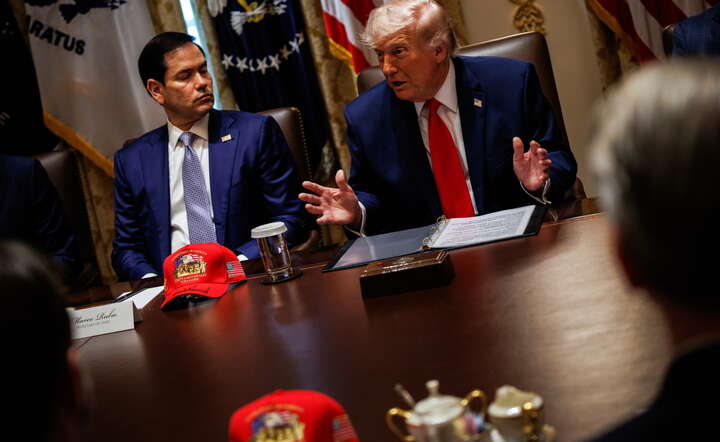Prezydent USA Donald Trump (P) i sekretarz stanu USA Marco Rubio (L) w Biełym Domu na posiedzeniu rządu w sprawie sytuacji na Bliskim Wschodzie / autor: PAP/EPA/SAMUEL CORUM