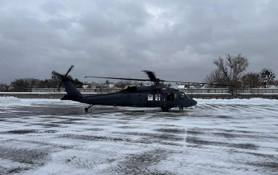 Policyjny śmigłowiec Black Hawk wesprze służby w związku ze skutkami ataku zimy / autor: X: @PolskaPolicja