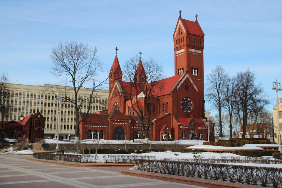 Czerwony Kościół - jedna z głównych katolickich świątyń w Mińsku; zdjęcie z 2013 roku / autor: wikimedia commons/insider51/CC BY-SA 3.0
