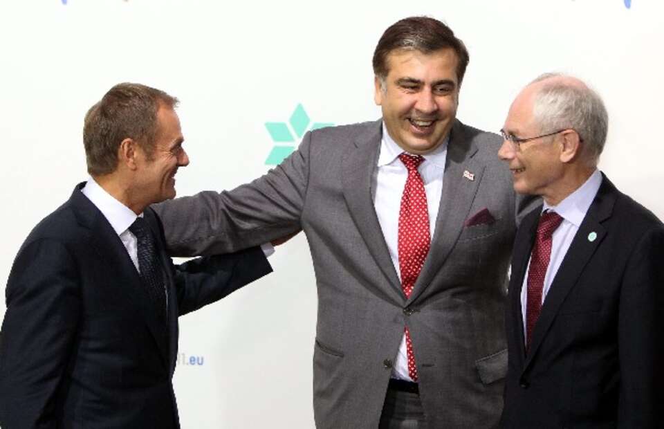 Prezydent Gruzji Micheil Saakaszwili witany Donalda Tuska i przewodniczącego Rady Europejskiej Hermana Van Rompuya przed uroczystą kolacją w Centrum Nauki Kopernik w Warszawie, PAP