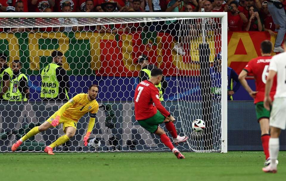 Emocjonujące spotkanie Portugalia-Słowenia / autor: PAP/EPA