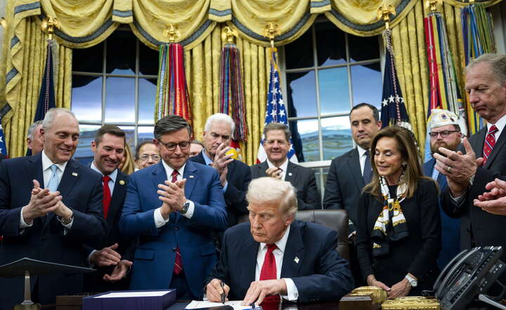 Prezydent USA Donald Trump w Białym Domu podpisuje ustawę wznawiającą działanie rządu federalnego, 12 stycznia 2025 / autor: PAP/EPA/BONNIE CASH