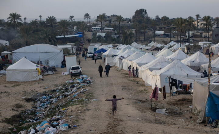 Przesiedleni Palestyńczycy mieszkający w obozie w Rafah/południowa Gaza / autor: PAP/EPA/HAITHAM IMAD