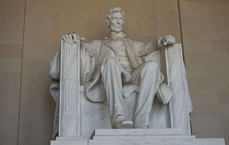 posąg Abrahama Lincolna w Mauzoleum Lincolna (Waszyngton) / autor: Fratria
