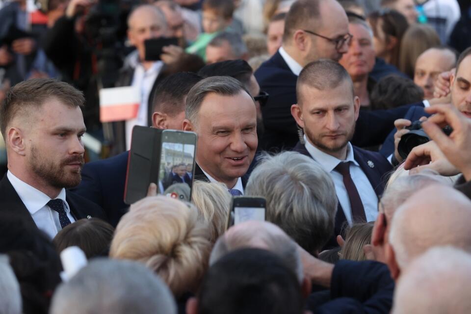 Prezydent RP Andrzej Duda (C) wziął udział w spotkaniu z mieszkańcami powiatu pajęczańskiego. / autor: PAP/Marian Zubrzycki