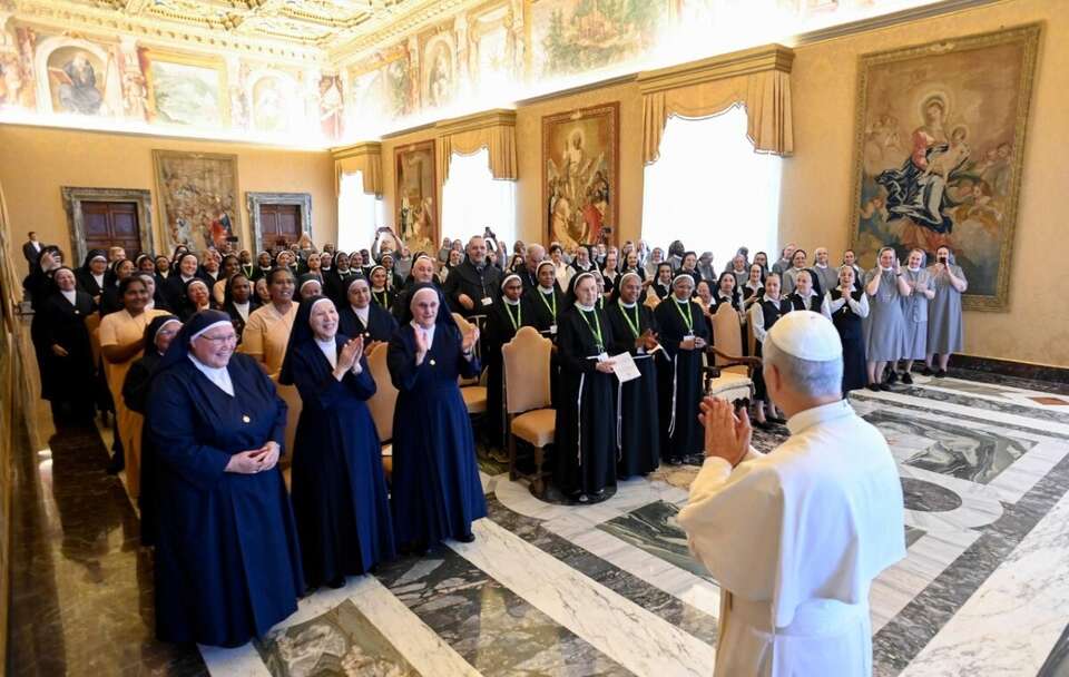 Leon XIV na spotkaniu z uczestniczkami Kapituł Generalnych czterech instytutów / autor: Vatican Media