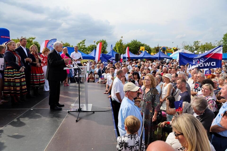 Prezes PiS przerwał przemówienie, aby pomóc seniorce