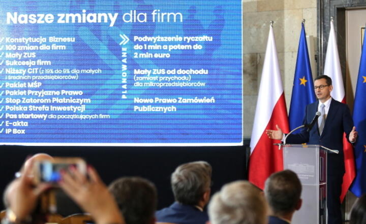 Premier Mateusz Morawiecki (P) podczas spotkania z przedsiębiorcami w Katowicach / autor: PAP / Andrzej Grygiel