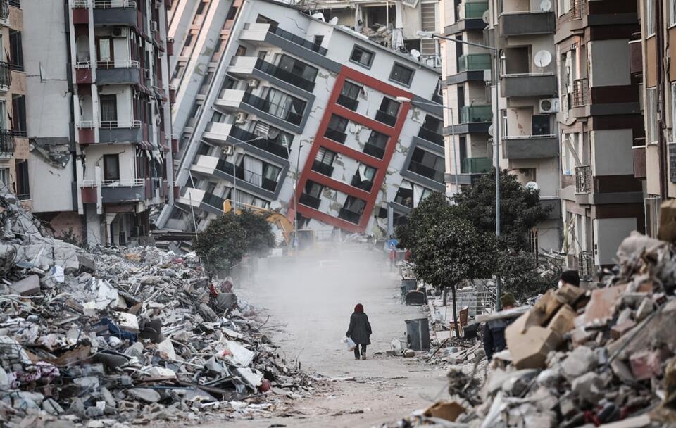 Budynek w Hatay zniszczony przez trzęsienie ziemi / autor: PAP/EPA/SEDAT SUNA