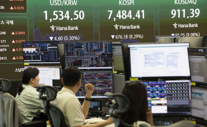 Na rynkach azjatyckich obserwowane są bardzo słabe nastroje. Koreański Kospi traci blisko 6 proc. Nz. sala operacyjna koreańskiego Hana Bank / autor: PAP/EPA/JEON HEON-KYUN 