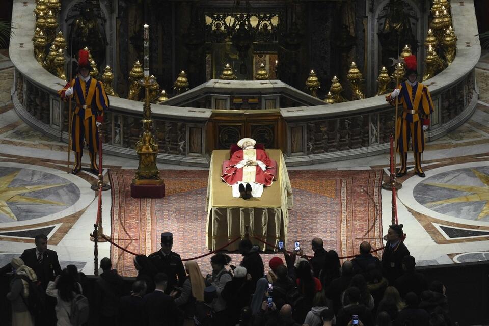 Wierni w Bazylice Św. Piotra oddają hołd zmarłemu papieżowi seniorowi Benedyktowi XVI / autor: PAP/EPA/VATICAN MEDIA