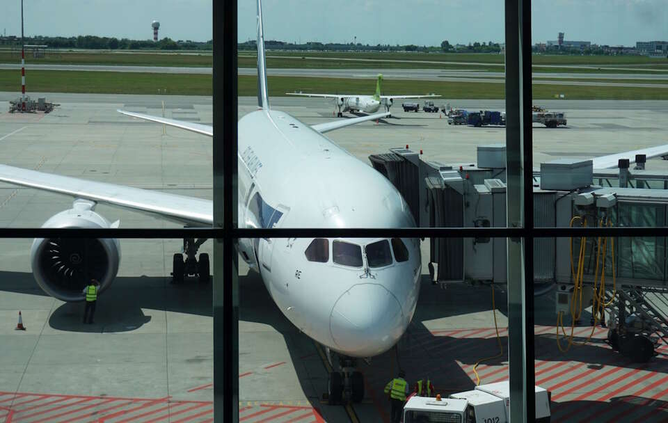 Kilka dużych linii lotniczych zawiesiło rejsy do Iranu