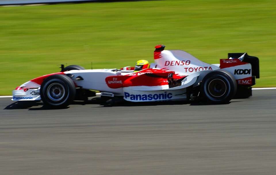 Ralf Schumacher w swoim bolidzie  / autor: Martin Pettitt from Bury St Edmunds, UK, CC BY 2.0 <https://creativecommons.org/licenses/by/2.0>, via Wikimedia Commons