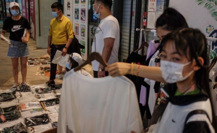 Kupujący koszulki na straganie w Pekinie, Chiny, 05.czerwca / autor: PAP/EPA/WU HONG