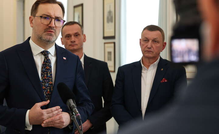 Przewodniczący Rady ds. Energii, Środowiska i Zasobów Naturalnych w ramach Narodowej Rady Rozwoju Sławomir Mazurek (L) podczas konferencji prasowej / autor: PAP/Albert Zawada