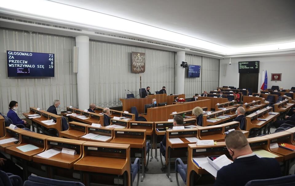 Senatorowie na sali obrad / autor: PAP/Wojciech Olkuśnik