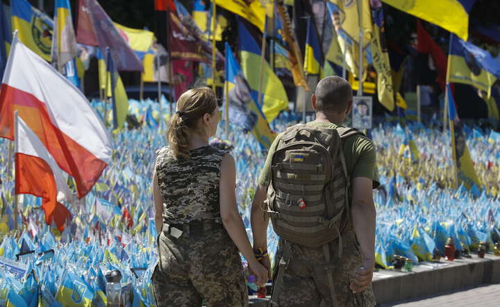 Miejsce pamięci dla poległych żołnierzy na Majdanie Wolności, w Kijowie / autor: PAP/EPA/SERGEY DOLZHENKO