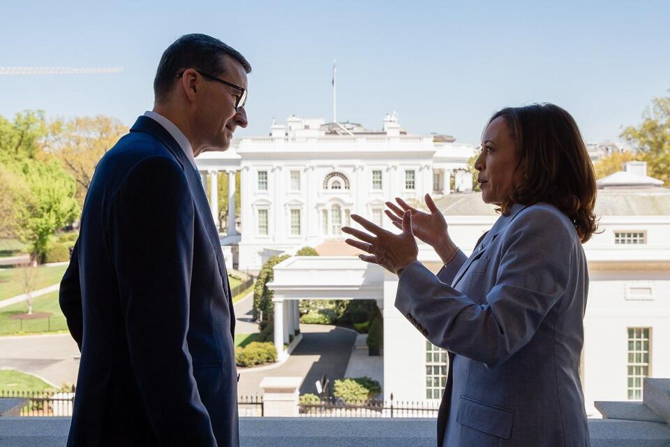 Premier RP Mateusz Morawiecki (L) i wiceprezydent USA Kamala Harris (P) podczas spotkania w Waszyngtonie, 11 bm. / autor: PAP/Krystian Maj/KPRM