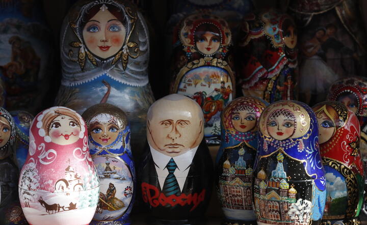 Zabawka-matrioszka z postacią Władimira Putina na targowisku w Sankt Petersburgu / autor: PAP/EPA/ANATOLY MALTSEV