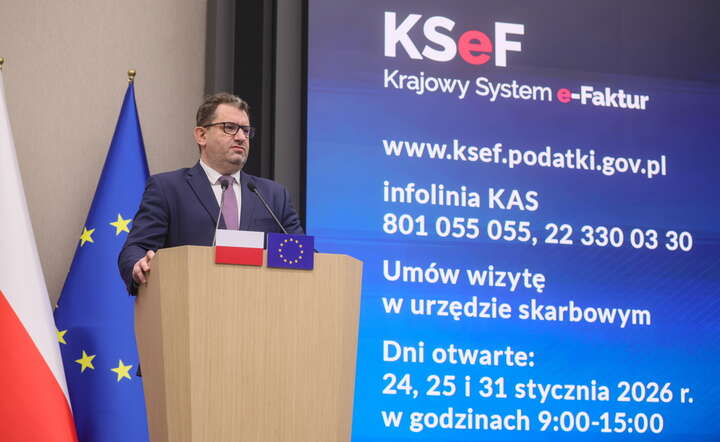 Sekretarz stanu w Ministerstwie Finansów oraz szef Krajowej Administracji Skarbowej Marcin Łoboda podczas konferencji prasowej na temat Krajowego Systemu e-Faktur  / autor: PAP/Leszek Szymański