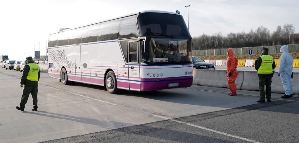 Kontrola sanitarna pasażerów autobusów wjeżdzających do Polski, dokonywana 9 bm. na granicy z Czechami w Gorzyczkach (pow. wodzisławski) / autor: PAP/Andrzej Grygiel