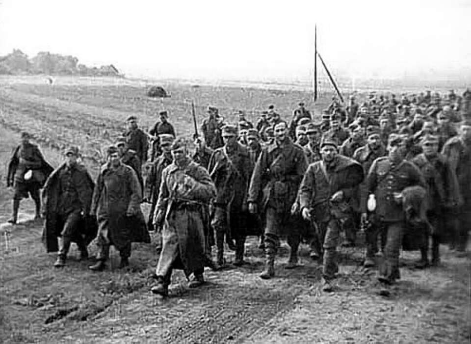 fot. Polscy żołnierze - jeńcy wojenni konwojowani przez Armię Czerwoną do kolejowych punktów załadunku za granicą polsko-sowiecką / wikipedia